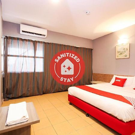 โอโย 89676 โฮเต็ล 22 Hotel เซเรมบัน ภายนอก รูปภาพ